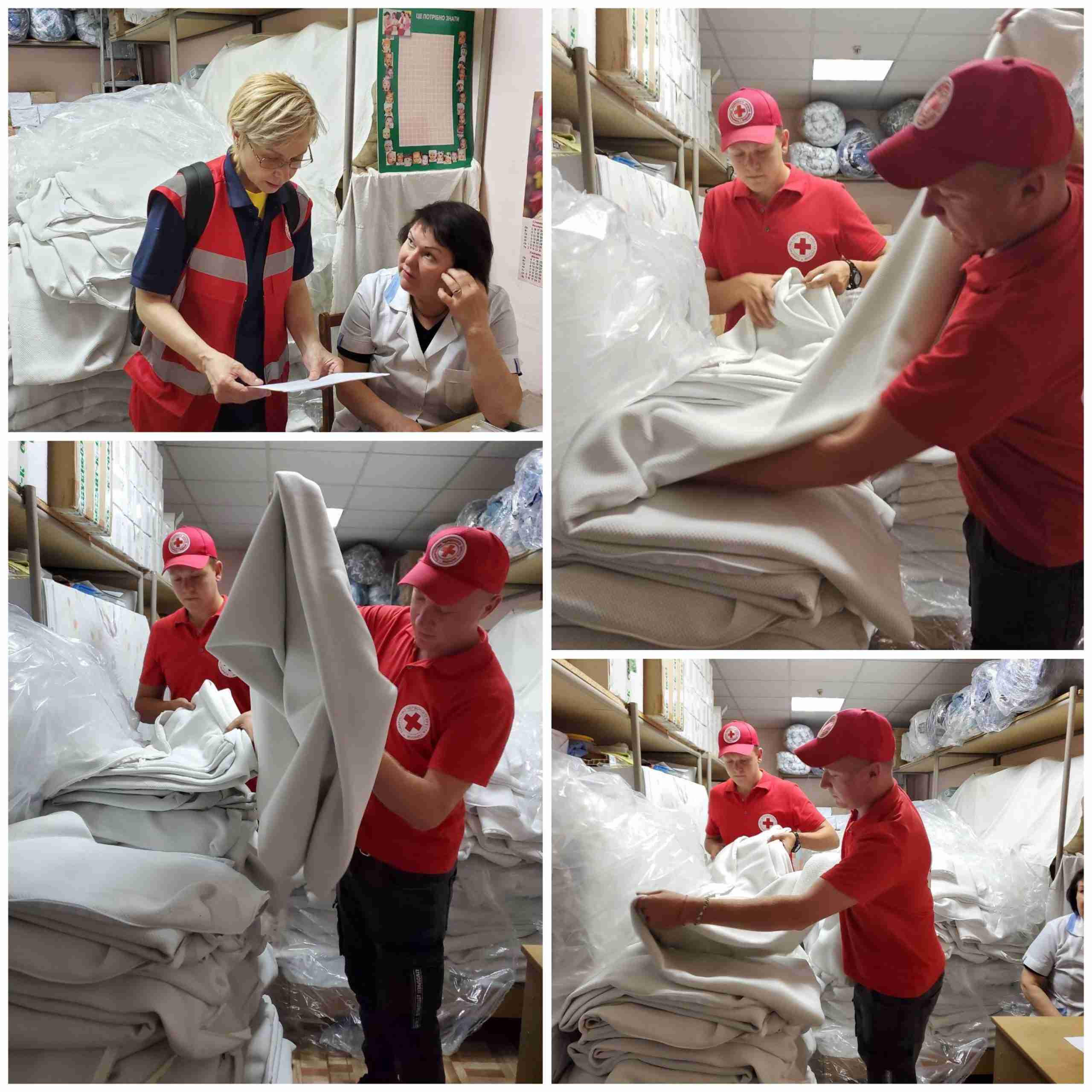 Rode Kruis in Dnipro sorteert de matrashoezen voor de geleverde matrassen.